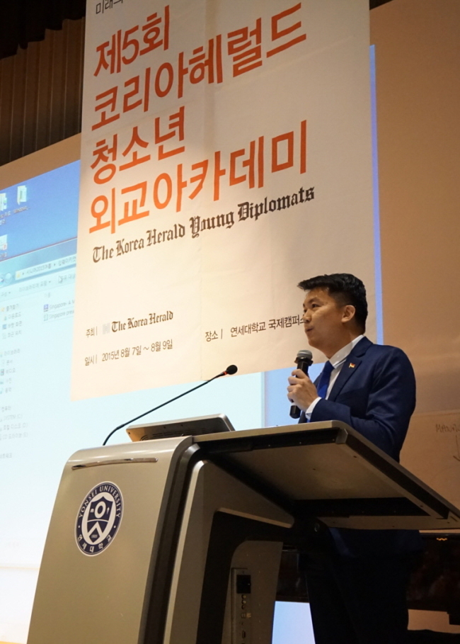 Singaporean Ambassador Yip Wei Kiat delivers a lecture during the Young Opinion Leaders’ Knowledge Forum at Yonsei University’s International Campus in Songdo, Incheon, on Friday.