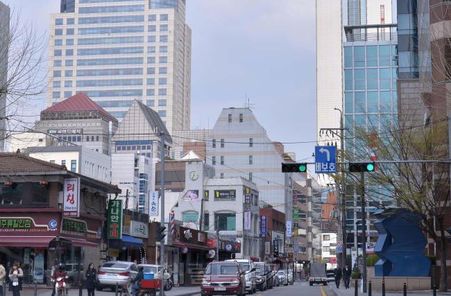수익형 부동산 증여가 활발하다. 현금이나 공동주택 보다 절세효과가 크고 임대수익도 거둘 수 있다는 장점 때문이다. 사진은 소형 빌딩과 상가건물이 밀집한 서울의 강남의 한 지역. [헤럴드DB]