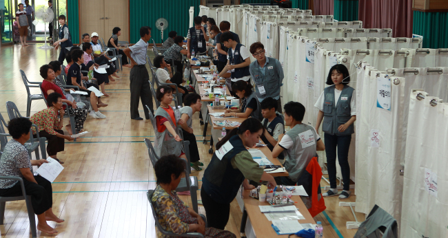 <YONHAP PHOTO-1598> 굿닥터스 나눔단, 농촌 의료봉사 (서울=연합뉴스) 사회공헌 단체인 '굿닥터스 나눔단'이 9일 전남 곡성군 고달초등학교 강당에서 주민 200여명을 대상으로 의료봉사 활동을 하고 있다. 2015.8.9 << 농림축산식품부 제공 >> photo@yna.co.kr/2015-08-09 18:17:04/ <저작권자 ⓒ 1980-2015 ㈜연합뉴스. 무단 전재 재배포 금지.>
<YONHAP PHOTO-1598> 굿닥터스 나눔단, 농촌 의료봉사 (서울=연합뉴스) 사회공헌 단체인 '굿닥터스 나눔단'이 9일 전남 곡성군 고달초등학교 강당에서 주민 200여명을 대상으로 의료봉사 활동을 하고 있다. 2015.8.9 << 농림축산식품부 제공 >> photo@yna.co.kr/2015-08-09 18:17:04/ <저작권자 ⓒ 1980-2015 ㈜연합뉴스. 무단 전재 재배포 금지.>