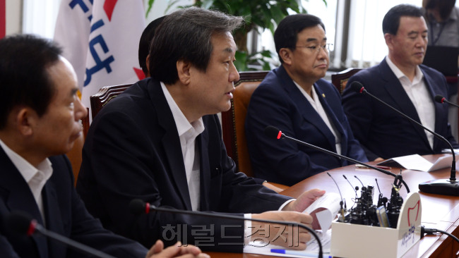 김무성 새누리당 대표가 10일 오전 서울 여의도 국회에서 열린 최고위원회의에 참석해 모두발언을 하고 있다. 박해묵 기자/mook@heraldcorp.com