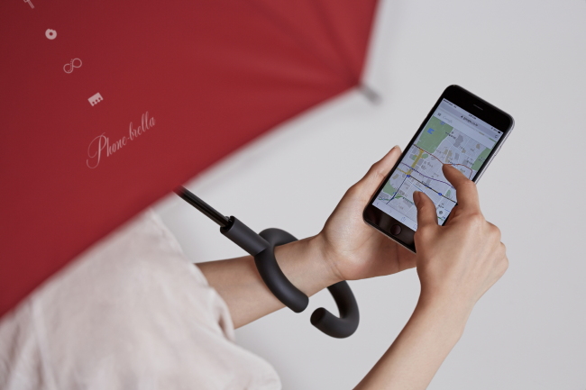 South Korea’s leading mobile carrier KT said Monday that it has won two top awards for its phonebrella, an umbrella fitted with a smartphone holder on its handle at this year’s Red Dot Awards, one of the world’s most prestigious product design competitions.    KT