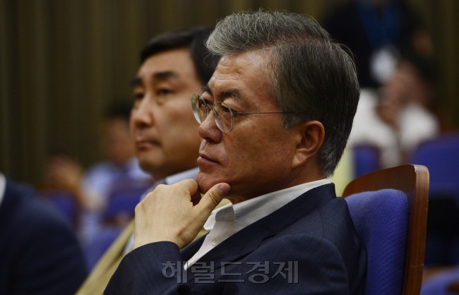 10일 오후 서울 여의도 국회에서 새정치민주연합 의원총회가 열린 가운데 문재인 대표와 이종걸 원내대표가 김상곤 혁신위원장의 발언을 경청하고 있다. 박해묵 기자/mook@heraldcorp.com
