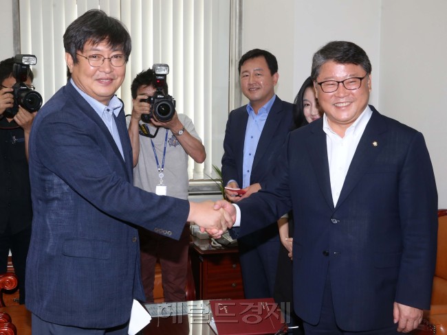 새누리당 조원진, 새정치민주연합 이춘석 원내수석부대표가 국회 일정 논의를 위해 10일 오전 서울 여의도 국회에서 만나 이야기를 나누고 있다. 박해묵 기자/mook@heraldcorp.com