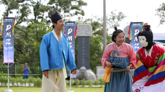 A satirical and humorous play portraying a Korean traditional wedding ceremony is held at the Ganghwa Peace Observatory in Ganghwado Island as part of the DMZ Peace Art Festival, which kicked off on Sunday. (Yonhap)