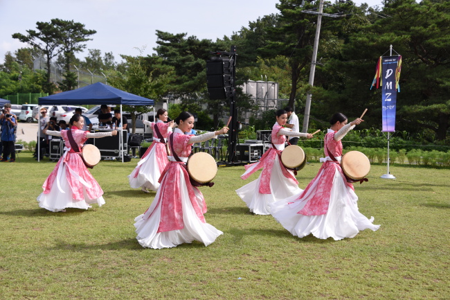 Korean drum players perform during the wedding play show at the DMZ Peace Art Festival held in Ganghwado Island on Sunday. (The Korea National University of Arts)
