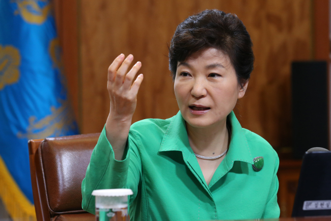 President Park Geun-hye speaks at a meeting with her senior secretaries at Cheong Wa Dae on Monday. (Yonhap)