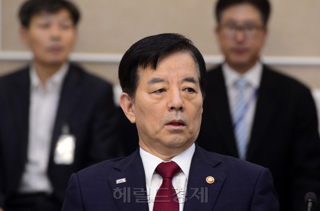 한민구 국방장관이 11일 오전 서울 여의도 국회 귀빈식당에서 열린 병영 문화 혁신 추진을 위한 당정협의에 참석해 굳은 표정으로 참석의원들의 발언을 경청하고 있다. 박해묵 기자/mook@heraldcorp.com