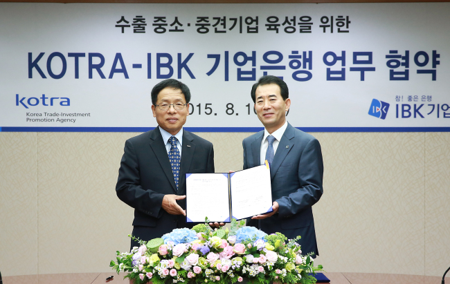 <YONHAP PHOTO-1370> IBK기업은행, 코트라와 수출 기업 육성을 위한 업무협약 (서울=연합뉴스) 10일 서울 서초구 염곡동 코트라 본사에서 윤준구 기업은행 글로벌자금시장그룹장(오른쪽)과 윤효춘 코트라 중소기업지원본부장이 세계일류상품 수출 중소·중견기업 육성을 위한 업무협약을 체결하고 있다. 2015.8.10 << 기업은행 제공 >> photo@yna.co.kr/2015-08-10 11:47:15/ <저작권자 ⓒ 1980-2015 ㈜연합뉴스. 무단 전재 재배포 금지.>
IBK기업은행은 지난 10일 코트라와 ‘세계일류상품 수출 중소ㆍ중견기업 육성을 위한 업무협약’을 체결했다.