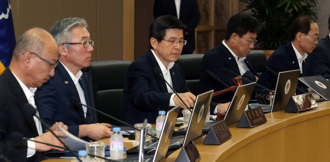 <YONHAP PHOTO-1065> 국무회의 주재하는 황교안 총리 (세종=연합뉴스) 배재만 기자 = 황교안 국무총리가 11일 오전 정부세종청사 국무회의장에서 열린 서울청사와의 영상 국무회의를 주재하고 있다. 2015.8.11 scoop@yna.co.kr http://blog.yonhapnews.co.kr/f6464/2015-08-11 10:18:23/ <저작권자 ⓒ 1980-2015 ㈜연합뉴스. 무단 전재 재배포 금지.>
