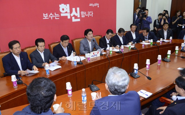 새누리당이 11일 오전 국회에서 원내대책회의를 열고 경제활성화 법안 통과 등을 논의하고 있다. 박해묵 기자/mook@heraldcorp.com