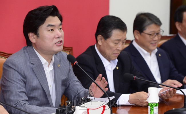 원유철 새누리당 원내대표가 11일 오전 서울 여의도 국회에서 열린 원내대책회의에서 모두발언을 하고 있다. 박해묵 기자/mook@heraldcorp.com