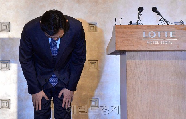 신동빈 롯데 회장이 11일 대국민 사과문 발표에 앞서 고개숙여 인사하고 있다. 이상섭 기자/babtong@heraldcorp.com