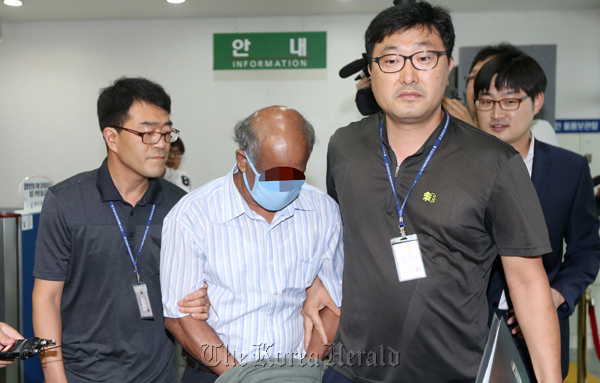 The Sri Lankan man charged with robbing and raping an 18-year-old South Korean girl enters the Daegu High Court on Tuesday. (Yonhap)
