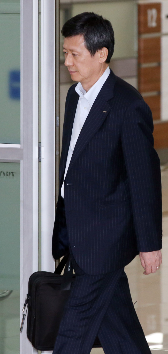 <YONHAP PHOTO-2957> 신동주 전 일본 롯데홀딩스 부회장 입국 (서울=연합뉴스) 박동주 기자 = 신동주 전 일본 롯데홀딩스 부회장이 11일 김포공항을 통해 입국하고 있다. 롯데그룹 형제간 경영권 다툼의 분수령이 될 일본 롯데홀딩스 주주총회는 오는 17일로 전격 결정됐다. 2015.8.11 pdj6635@yna.co.kr/2015-08-11 22:34:52/ <저작권자 ⓒ 1980-2015 ㈜연합뉴스. 무단 전재 재배포 금지.>