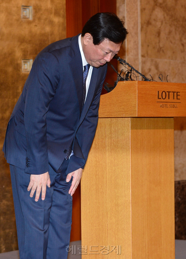 신동빈 롯데그룹 회장이 11일 서울 롯데호텔에서 기자회견을 갖고 “국민 여러분께 최근 불미스러운 사태로 많은 심려 끼쳐드린 점 진심으로 사과드린다”며 고개를 숙이고 있다. 그는 이 자리에서 순환출자 구조의 해소를 약속했다. 이상섭 기자/babtong@heraldcorp.com