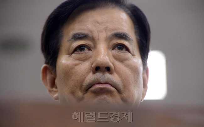 한민구 국방부 장관이 12일 오전 북한군의 DMZ 목함지뢰 도발과 관련해 국회 국방위원회에서 긴급 현안보고를 하고 있다. 이 날 회의는 국정원 민간인 해킹 의혹 진상 규명을 위해 열릴 예정이었다. 박해묵 기자/mook@heraldcorp.com