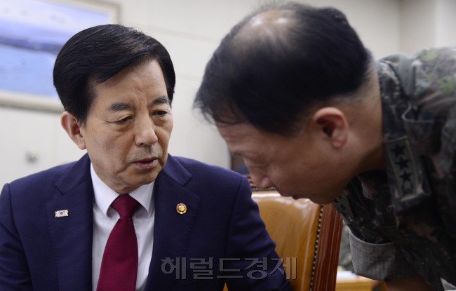 한민구 국방부 장관이 12일 오전 열린 국회 국방위원회에 참석해 군 관계자와 이야기를 나누고 있다.
박해묵 기자/mook@heraldcorp.com