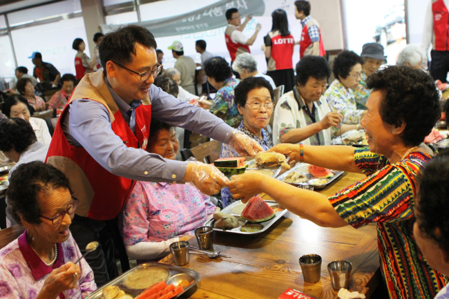 Parkinson’s disease chiefly affects middle-aged and elderly individuals, and is known to be associated with a deficiency of the neurotransmitter dopamine. (Yonhap)