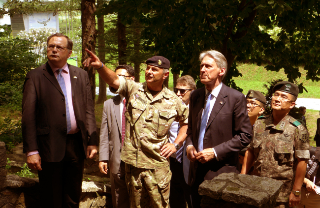 (From left, front row) British Ambassador Charles Hay, the British Embassy’s defense attache Brig. Andrew Cliff, British Foreign Secretary Philip Hammond and Korean Army Maj. Gen. Seo Wook stand in front of a memorial commemorating the sacrifice of Britain’s 1st Battalion of the Gloucestershire Regiment during the Korean War.   Joel Lee/The Korea Herald
