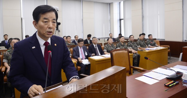 12일 오전 북한군의 DMZ 목함지뢰 도발과 관련해 한민구 국방장관이 서울 여의도 국회에서 국회 국방위원회에서 굳은 표정으로 긴급 현안보고를 하고 있다. 박해묵 기자/mook@heraldcorp.com
