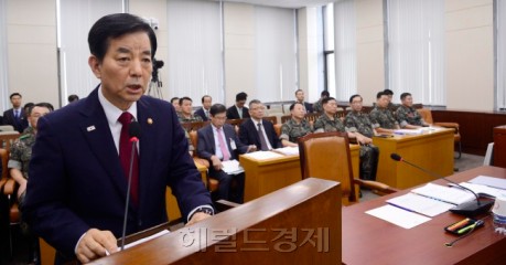12일 오전 북한군의 DMZ 목함지뢰 도발과 관련해 한민구 국방장관이 서울 여의도 국회에서 국회 국방위원회에서 굳은 표정으로 긴급 현안보고를 하고 있다. 박해묵 기자/mook@heraldcorp.com