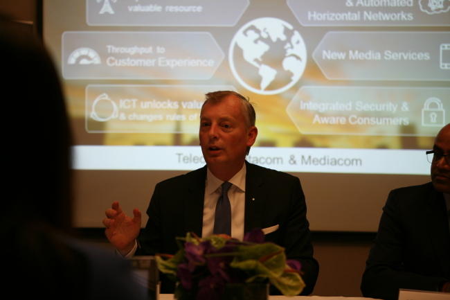 Ericsson CTO Ulf Ewaldsson (left) and Arun Bansal, head of the Swedish firm’s business unit radio division attend a press meeting in Seoul on Wednesday.(Ericsson)