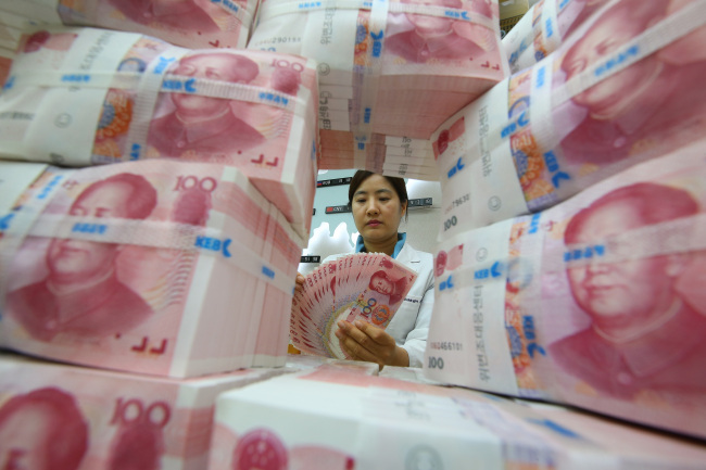 A currency dealer at Korea Exchange Bank (Yonhap)