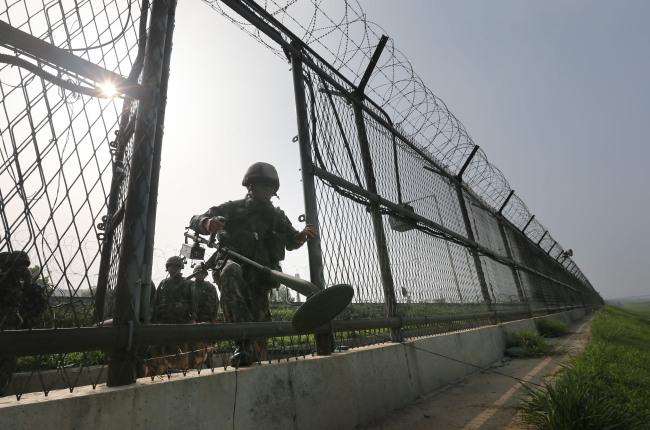 An army soldier engages in a mission to detect minds near the inter-Korean border on Wednesday. (Yonhap)