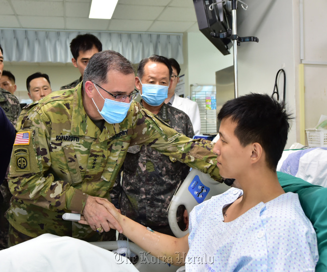 U.N. Command Commander Gen. Curtis Scaparrotti (left) visits Army staff sergeant Kim (right), who was seriously injured in a landmine blast while patrolling the Demilitarized Zone on Aug. 4, at Seoul National University Bundang Hospital in Seongnam, Gyeonggi Province, Wednesday. (Joint Chiefs of Staff)