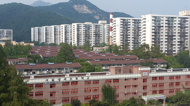 노원구 상계동의 주공아파트로 실수요자들과 투자수요가 동시에 몰리고 있다. 상계8단지는 최근 재건축 건축심의를 통과하며 사업에 진척을 보이고 있다.