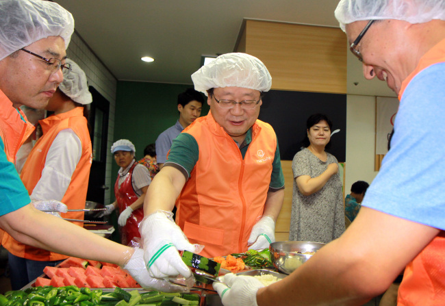 <YONHAP PHOTO-2014> (주)한화, 말복맞이 지역 어르신들께 삼계탕 나눔 (서울=연합뉴스) 최양수 ㈜한화 대표이사(가운데)가 12일 서울 중구 유락종합사회복지관에서 열린 어르신들을 위한 삼계탕 나눔 행사에서 배식 봉사를 하고 있다. 이날 행사에 참가한 최 대표이사와 임직원들은 지역 어르신들을 모시고 삼계탕과 수박 등을 대접했다. 2015.8.12 << 한화 제공 >> photo@yna.co.kr/2015-08-12 15:51:26/ <저작권자 ⓒ 1980-2015 ㈜연합뉴스. 무단 전재 재배포 금지.>
<YONHAP PHOTO-2014> (주)한화, 말복맞이 지역 어르신들께 삼계탕 나눔 (서울=연합뉴스) 최양수 ㈜한화 대표이사(가운데)가 12일 서울 중구 유락종합사회복지관에서 열린 어르신들을 위한 삼계탕 나눔 행사에서 배식 봉사를 하고 있다. 이날 행사에 참가한 최 대표이사와 임직원들은 지역 어르신들을 모시고 삼계탕과 수박 등을 대접했다. 2015.8.12 << 한화 제공 >> photo@yna.co.kr/2015-08-12 15:51:26/ <저작권자 ⓒ 1980-2015 ㈜연합뉴스. 무단 전재 재배포 금지.>