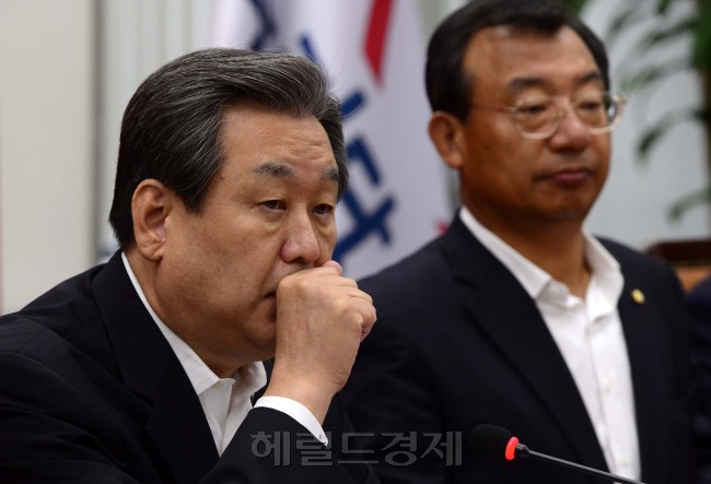 13일 새누리당 최고위원회의에 참석한 김무성(왼쪽) 대표와 이정현 최고위원. 박해묵 기자/mook@heraldcorp.com