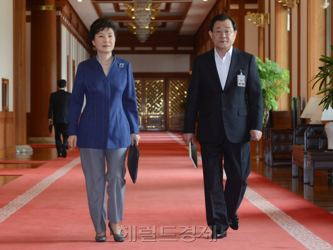 박근혜 대통령이 13일 오전 청와대에서 열린 광복절 특별사면을 위한 임시 국무회의를 주재하기 위해 이병기 비서실장과 입장하고 있다. 안훈 기자/rosedale@heraldcorp.com