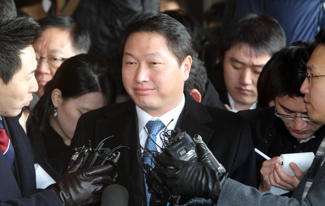 <YONHAP PHOTO-1666> 최태원 SK회장 광복절 특별사면 (서울=연합뉴스) 광복 70주년을 맞아 13일 실시된 광복절 특별사면에서 형집행 면제 특별사면 및 특별복권을 받은 최태원 SK그룹 회장 . 정부는 이날 13일 최 회장 등 경제인 14명을 포함해 총 6천527명을 특별사면·감형·복권했다. 최 회장이 2011년 12월 19일 오전 검찰 조사를 받기 위해 서초동 서울검찰청사에 출석하며 기자들의 질문을 받고 있다. 2015.8.13 << 연합뉴스 DB >> photo@yna.co.kr/2015-08-13 14:18:10/ <저작권자 ⓒ 1980-2015 ㈜연합뉴스. 무단 전재 재배포 금지.>
Chey Tae-won
