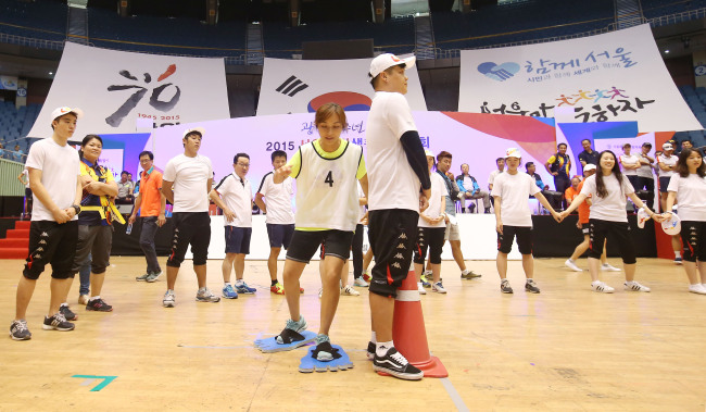 <YONHAP PHOTO-1550> 서울시민 생활체육대회 (서울=연합뉴스) 한종찬 기자 = 16일 서울 잠실실내체육관에서 열린 '2015 서울시민생활체육대회'에서 참가자들이 왕발 달리기 게임을 하고 있다. 이 대회에는 서울 25개 자치구 생활체육 동호인과 시민 약 5천500명이 참여했다. 2015.8.16 saba@yna.co.kr/2015-08-16 15:33:48/ <저작권자 ⓒ 1980-2015 ㈜연합뉴스. 무단 전재 재배포 금지.>