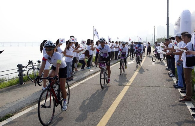<YONHAP PHOTO-1438> 독도사랑 자전거 퍼레이드 (서울=연합뉴스) 편의점 CU(씨유)가 지난 15일 한강잠실 시민공원‘CU 한강잠실 1호점’에서 ‘광복 70주년 기념’ 독도사랑 자전거 퍼레이드 행사를 가졌다. CU(씨유)는 ‘광복 70주년’의 의미와 독도 수호의 의지를 실천하기 위해, 이번 행사를 기획했다고 16일 밝혔다. 2015.8.16. << CU(씨유) 제공 >> photo@yna.co.kr/2015-08-16 14:51:49/ <저작권자 ⓒ 1980-2015 ㈜연합뉴스. 무단 전재 재배포 금지.>