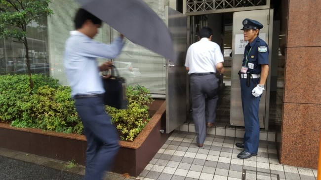비가 내리는 가운데 한국 재계 5위인 롯데그룹의 운명을 가를 일본 롯데홀딩스 임시 주주총회가 17일 도쿄에서 열렸다. 임시 주주총회가 열릴 것으로 알려졌던 일본 신주쿠 롯데홀딩스 본사는 오전 내내 철통보안으로 일관했다. 일본 롯데 직원들이 폐쇄된 정문을 피해 쪽문으로 출근하고 있다. 하지만 주총은 제국호텔에서 열렸다.
도쿄=문재연 기자/munjae@