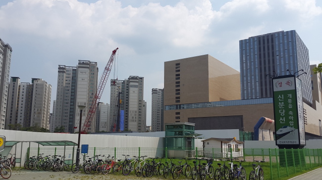 신분당선 판교역에서 바라본 현대백화점 판교점 모습. 21일 오픈을 앞두고 마무리 공사가 한창이다.