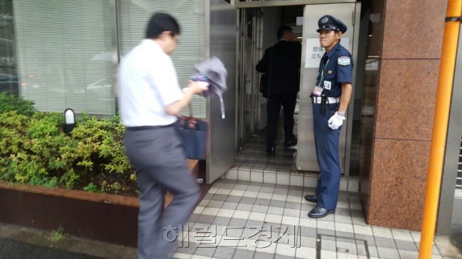 비가 내리는 가운데 한국 재계 5위인 롯데그룹의 운명을 가를 일본 롯데홀딩스 임시 주주총회가 17일 도쿄에서 열렸다. 임시 주주총회가 열릴 것으로 알려졌던 일본 신주쿠 롯데홀딩스 본사는 오전 내내 철통보안으로 일관했다. 일본 롯데 직원들이 폐쇄된 정문을 피해 쪽문으로 출근하고 있다. 하지만 주총은 제국호텔에서 열렸다. 사진=문재연(도쿄) 기자/munjae@heraldcorp.com