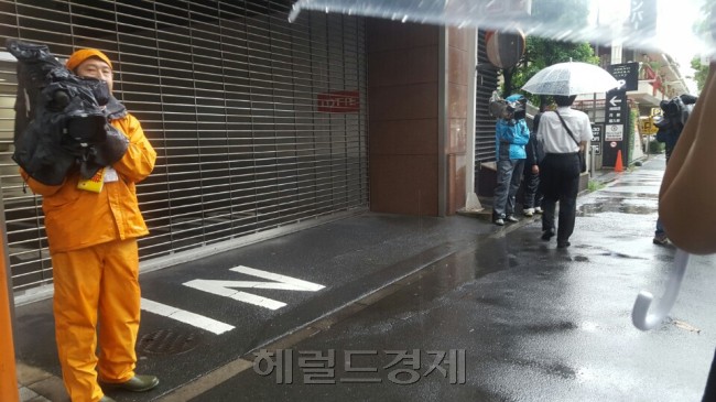 비가 내리는 가운데 한국 재계 5위인 롯데그룹의 운명을 가를 일본 롯데홀딩스 임시 주주총회가 17일 도쿄에서 열렸다. 임시 주주총회가 열릴 것으로 알려졌던 일본 신주쿠 롯데홀딩스 본사는 오전 내내 철통보안으로 일관했다. 일본 롯데 직원들이 폐쇄된 정문을 피해 쪽문으로 출근하고 있다. 하지만 주총은 제국호텔에서 열렸다. 사진=문재연(도쿄) 기자/munjae@heraldcorp.com