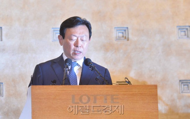 지난 11일 신동빈 롯데그룹 회장은 경영투명성 제고, 그룹 지배구조 개선을 주요 내용으로한 대국민 사과문을 발표했다. 신 회장의 개혁드라이브는 17일 ‘법과 원칙에 의거하는 경영’에 뜻을 모은 일본 롯데홀딩스의 주총으로 더욱 힘을 받을 것으로 보인다. [헤럴드경제DB]