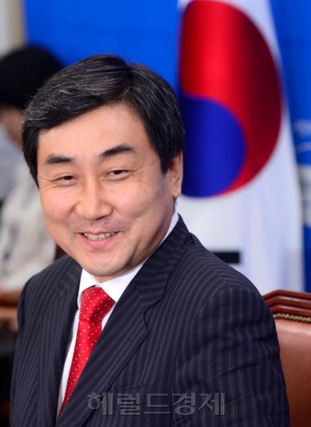 <사진설명> 이종걸 새정치민주연합 원내대표가 17일 오후 서울 여의도 국회에서 열린 취임 100일 기념 기자간담회에서 취재진의 질문에 답하고 있다.<사진설명> 이종걸 새정치민주연합 원내대표가 17일 오후 서울 여의도 국회에서 열린 취임 100일 기념 기자간담회에서 취재진의 질문에 답하고 있다. 박해묵 기자/mook@heraldcorp.com