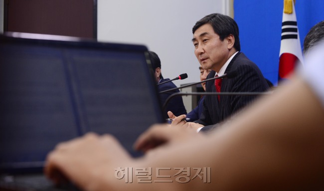 <사진설명> 이종걸 새정치민주연합 원내대표가 17일 오후 서울 여의도 국회에서 열린 취임 100일 기념 기자간담회에서 취재진의 질문에 답하고 있다.<사진설명> 이종걸 새정치민주연합 원내대표가 17일 오후 서울 여의도 국회에서 열린 취임 100일 기념 기자간담회에서 취재진의 질문에 답하고 있다. 박해묵 기자/mook@heraldcorp.com