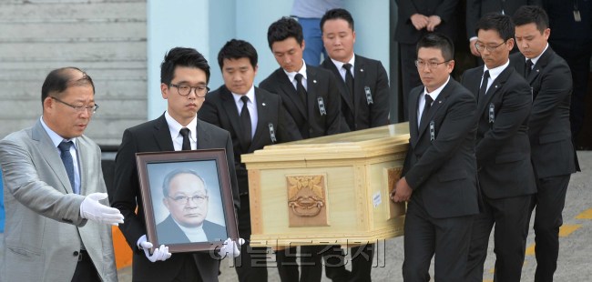지난 14일 중국에서 별세한 故 이맹희 CJ그룹 명예회장의 시신이 17일 김포공항을 통해 운구되고 있다. 이상섭 기자/babtong@heraldcorp.com