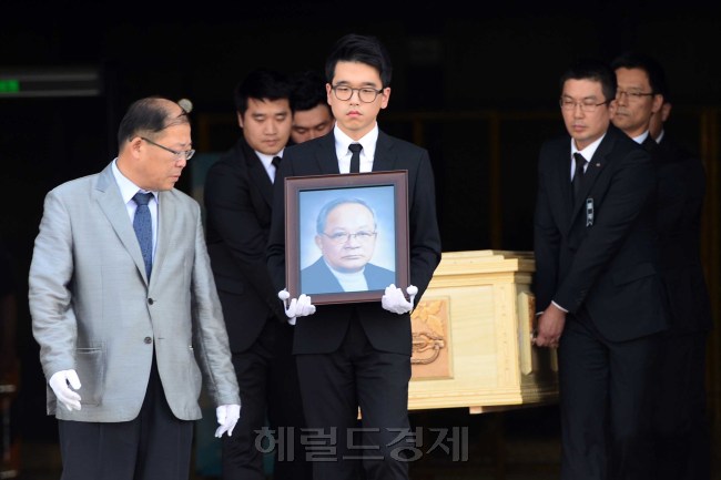 지난 14일 중국에서 별세한 故 이맹희 CJ그룹 명예회장의 시신이 17일 김포공항을 통해 운구되고 있다. 이상섭 기자/babtong@heraldcorp.com
