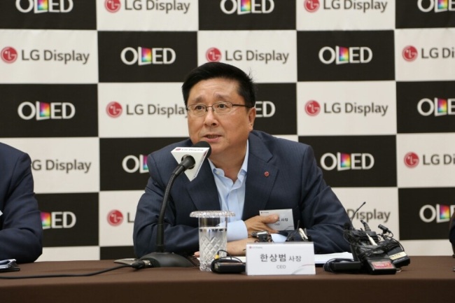 LG Display CEO Han Sang-beom speaks at a press meeting held in the firm’s manufacturing complex in Paju, Gyeonggi Province on Monday. (LGD)
