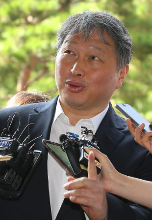 SK Group chairman Chey Tae-won responds to a reporter’s question upon his arrival at its headquarters in central Seoul on Monday. (Yonhap)