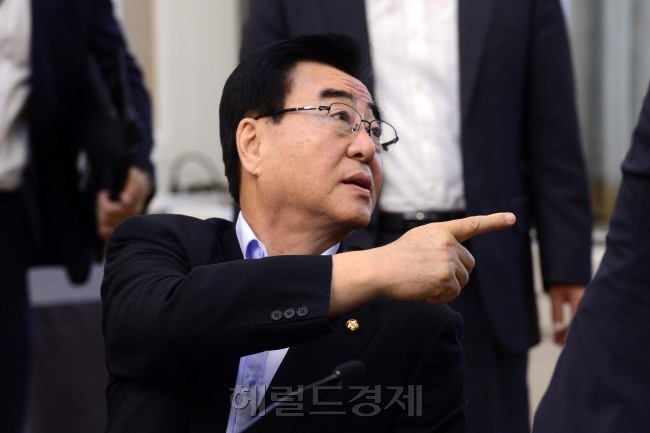 18일 오전 서울 여의도 국회 귀빈식당에서 LH임대주택 외부위탁 추진계획 등 당정협의가 열린 가운데 변호사 직업을 가진 아들의 정부 법무공단 특채 의혹에 휘말린 김태원 의원이 굳은 표정으로 회의에 임하고 있다. 박해묵 기자/mook@heraldcorp.com