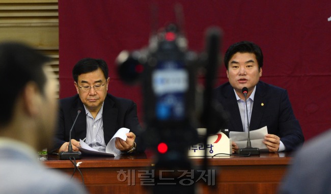 18일 오전 서울 여의도 국회 의원회관 제2세미나실에서 새누리당 원내대책회의가 열린 가운데 원유철 원내대표가 모두발언을 하고 있다. 박해묵 기자/mook@heraldcorp.com