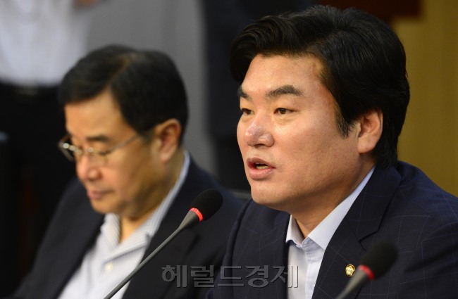 18일 오전 서울 여의도 국회 의원회관 제2세미나실에서 새누리당 원내대책회의가 열린 가운데 원유철 원내대표가 모두발언을 하고 있다. 박해묵 기자/mook@heraldcorp.com